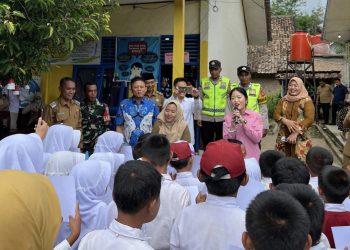 dr. Ratu Tenny Serahkan 531 Beasiswa PIP untuk Siswa SD hingga SMP