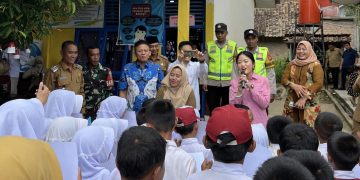 dr. Ratu Tenny Serahkan 531 Beasiswa PIP untuk Siswa SD hingga SMP