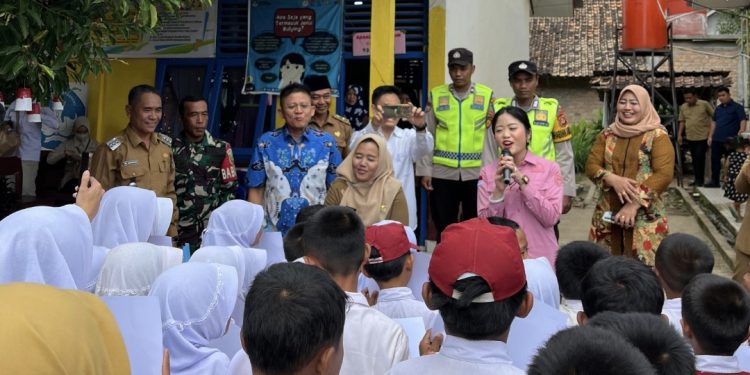 dr. Ratu Tenny Serahkan 531 Beasiswa PIP untuk Siswa SD hingga SMP