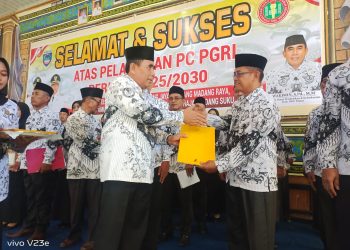Ketua PGRI OKU Timur Lantik Pengurus 8 Cabang di Belitang
