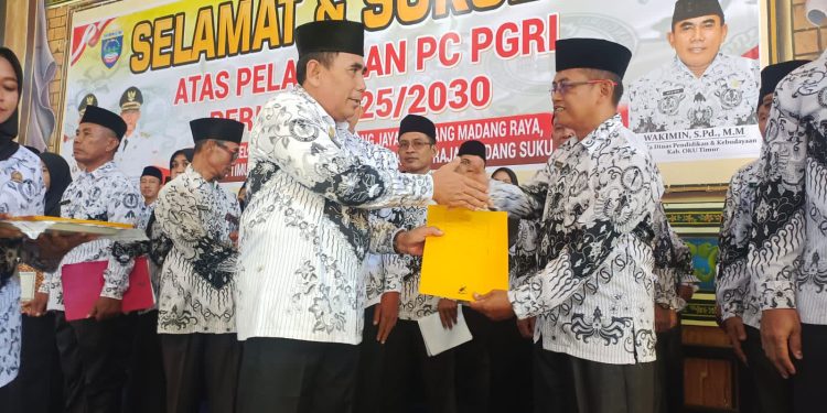 Ketua PGRI OKU Timur Lantik Pengurus 8 Cabang di Belitang